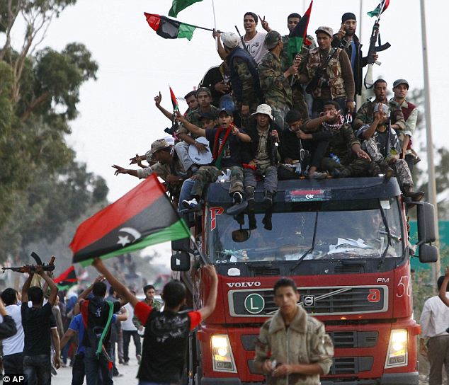 بالصور والفيديو // أخيرا حرة : ليبيا تعلن رسميا تحريرها بعد 42 عاما من حكم وحشي // وعبدالجليل يخر ساجدا لله   Article-2052398-0E7D532200000578-300_634x544