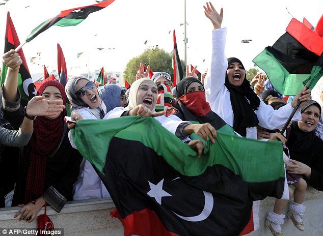 بالصور والفيديو // أخيرا حرة : ليبيا تعلن رسميا تحريرها بعد 42 عاما من حكم وحشي // وعبدالجليل يخر ساجدا لله   Article-2052398-0E801A8100000578-310_634x464