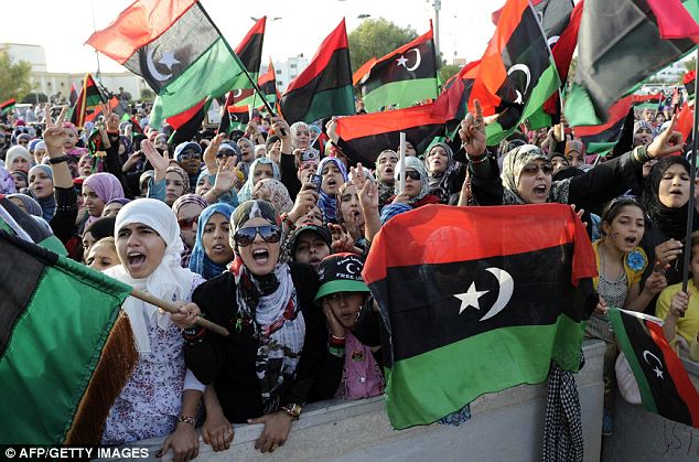 بالصور والفيديو // أخيرا حرة : ليبيا تعلن رسميا تحريرها بعد 42 عاما من حكم وحشي // وعبدالجليل يخر ساجدا لله   Article-2052398-0E8021B700000578-961_634x419