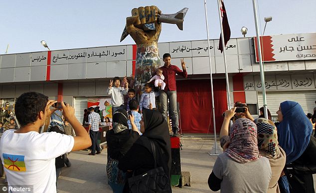 بالصور والفيديو // أخيرا حرة : ليبيا تعلن رسميا تحريرها بعد 42 عاما من حكم وحشي // وعبدالجليل يخر ساجدا لله   Article-2052398-0E804BDC00000578-893_634x388