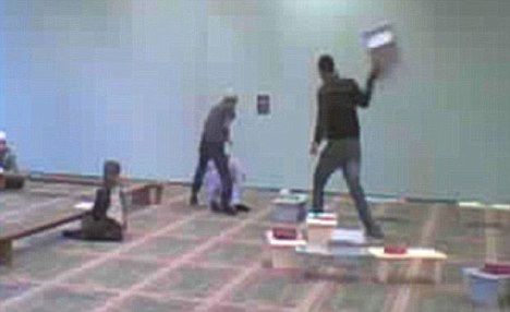 بالصور // الاعلام البريطانى يسلط الضوء على طريقة الضرب داخل المساجد فى بريطانيا Article-0-0E6C2A1D00000578-565_468x286