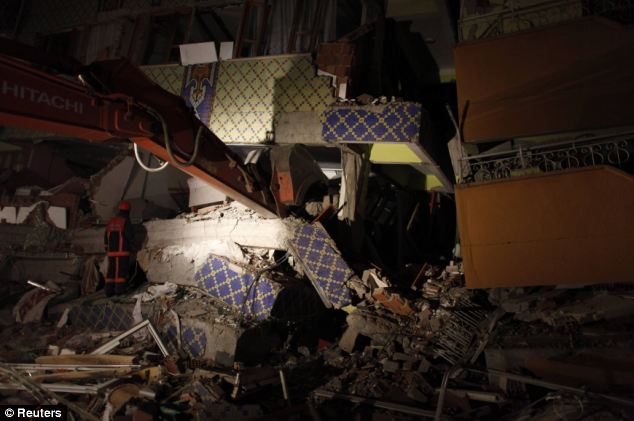 بالصور والفيديو // البحث المحموم عن ناجين مستمرة حيث قتل 272 وجرح أكثر من 1300 بعد انهيار مبان في زلزال تركيا Article-2052493-0E81420200000578-909_634x421