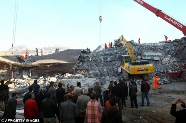 بالصور والفيديو // البحث المحموم عن ناجين مستمرة حيث قتل 272 وجرح أكثر من 1300 بعد انهيار مبان في زلزال تركيا Article-2052493-0E8169C900000578-98_634x419