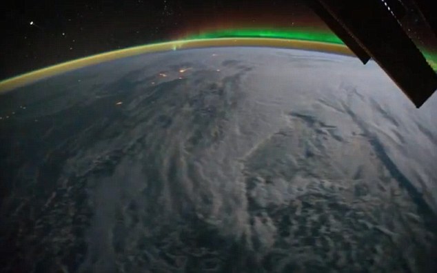 بالصور والفيديو // مشهد رائع لدوران الأرض في غضون بضعة ثوان  225 كيلومتر (( من المحطة الدولية )) ناسا  Article-2054284-0E8F8F6500000578-717_634x396