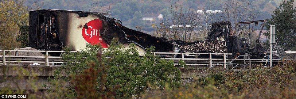 بالصور // أنجلترا ما لا يقل عن سبعة قتلى و 51 جريحا في حادث مروع على طريق  M5 يوصف بأنه "أسوأ حادث من أي وقت مضى  Article-2057829-0EACABF200000578-240_964x323