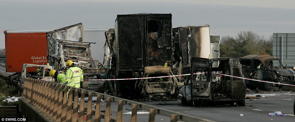 بالصور // أنجلترا ما لا يقل عن سبعة قتلى و 51 جريحا في حادث مروع على طريق  M5 يوصف بأنه "أسوأ حادث من أي وقت مضى  Article-2057829-0EACC73000000578-985_964x398