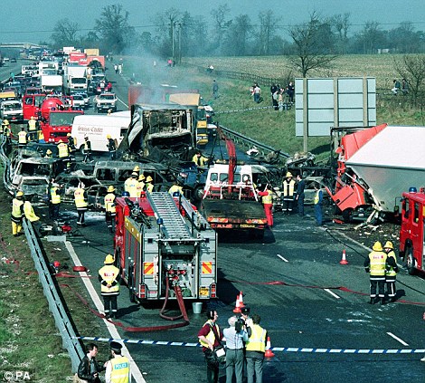 بالصور // أنجلترا ما لا يقل عن سبعة قتلى و 51 جريحا في حادث مروع على طريق  M5 يوصف بأنه "أسوأ حادث من أي وقت مضى  Article-2057829-0EACCD8400000578-883_470x423