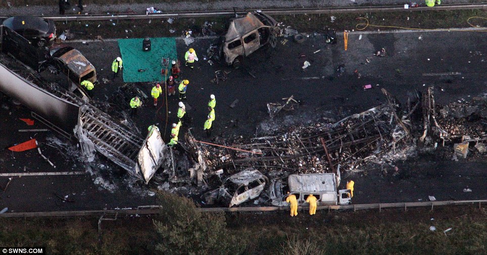 بالصور // أنجلترا ما لا يقل عن سبعة قتلى و 51 جريحا في حادث مروع على طريق  M5 يوصف بأنه "أسوأ حادث من أي وقت مضى  Article-2057829-0EAD893000000578-484_964x506