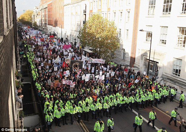 Milhares de estudantes danados nas ruas de londres por causa das propionas  Article-2059366-0EBB249000000578-421_634x451