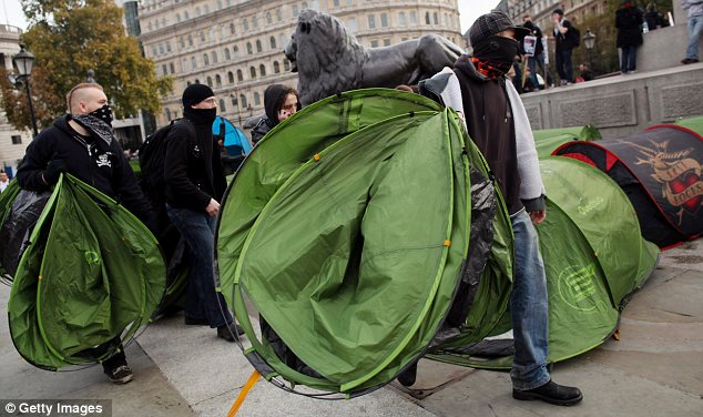 Milhares de estudantes danados nas ruas de londres por causa das propionas  Article-2059366-0EBB5D2000000578-926_634x376