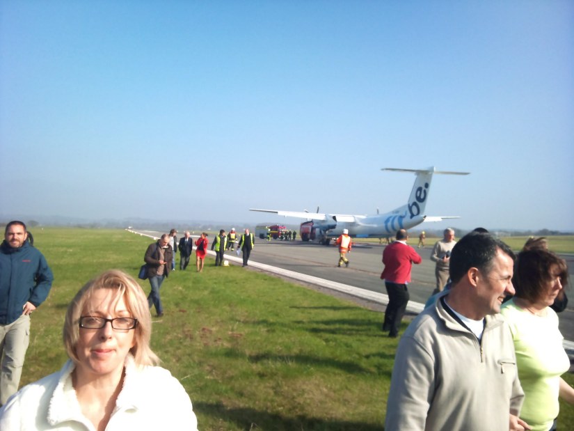 [Internacional] Avião perde roda do trem de pouso ao decolar e faz pouso de emergência Article-2059779-0EBEF15500000578-30_468x286_popup