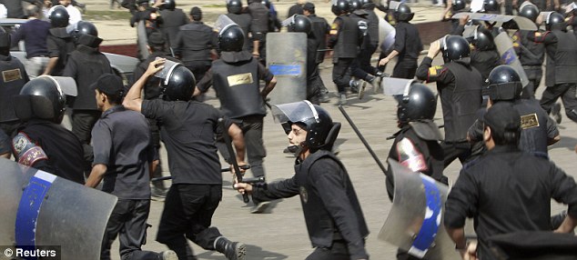 بالصور // The events of Tahrir Square on 19.20, 21, 22.23, 24 November أحداث ميدان التحرير يوم  19، 20 ، 21 ، 22 ، 23 ،24نوفمبر Article-2063825-0EDC7ED300000578-217_634x286