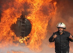 ijncendiom nos tuneis quando transportavam submarinos (titulo mango ) Article-2064460-0EE3F57700000578-176_308x223