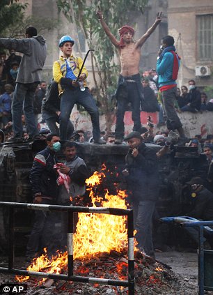بالصور // The events of Tahrir Square on 19.20, 21, 22.23, 24 November أحداث ميدان التحرير يوم  19، 20 ، 21 ، 22 ، 23 ،24نوفمبر Article-2064674-0EE462F100000578-949_306x423