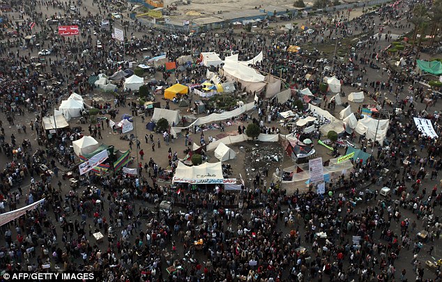 بالصور // The events of Tahrir Square on 19.20, 21, 22.23, 24 November أحداث ميدان التحرير يوم  19، 20 ، 21 ، 22 ، 23 ،24نوفمبر Article-2065194-0EEAAD6F00000578-956_634x405