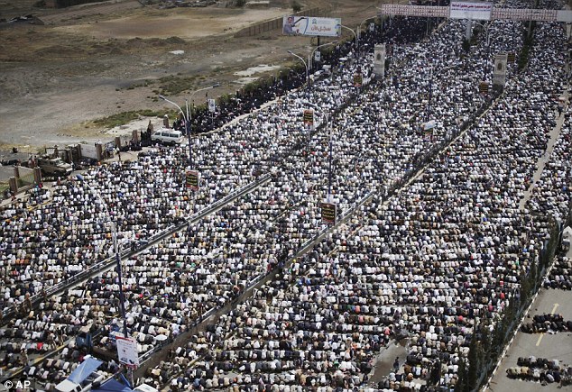 بالصور // Hundreds of thousands take part in Yemen demonstrations مئات الآلاف يشاركون في تظاهرات اليمن  Article-2066537-0EF11ED800000578-799_634x435