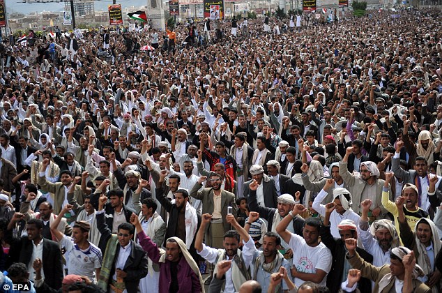 بالصور // Hundreds of thousands take part in Yemen demonstrations مئات الآلاف يشاركون في تظاهرات اليمن  Article-2066537-0EF139F000000578-116_634x420