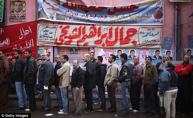 بالصور // أنتخابات مصر النسخة الجديدة (( فقط من أمواج الاندلس )) Article-2067093-0EF8629900000578-199_634x390