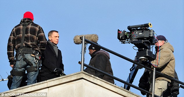 Bond is back: Daniel Craig is spotted filming scenes for upcoming film Skyfall on a London rooftop alongside Naomie Harris Article-0-0F100C5F00000578-312_634x336