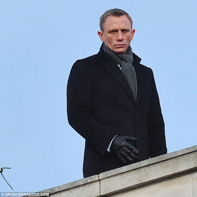 Bond is back: Daniel Craig is spotted filming scenes for upcoming film Skyfall on a London rooftop alongside Naomie Harris Article-0-0F100D1600000578-451_634x632