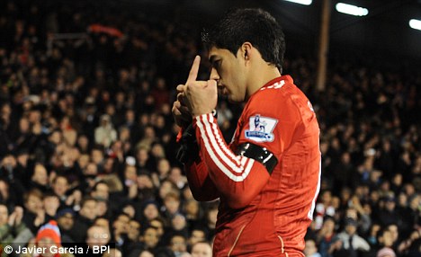 Luis Suarez gives Fulham fans the finger Article-0-0F11010000000578-816_468x286