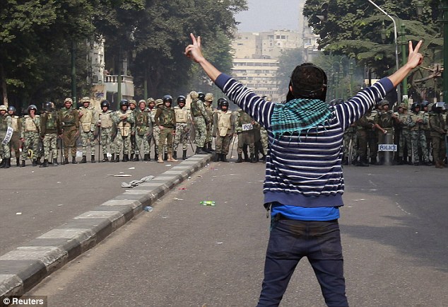 بالصور // موقعة شارع مجلس الوزاء واقتحام ميدان التحرير (( عيش الحدث مع أمواج )) Article-2075097-0F32B96600000578-472_634x434