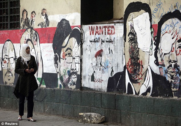 بالصور // موقعة شارع مجلس الوزاء واقتحام ميدان التحرير (( عيش الحدث مع أمواج )) Article-2075097-0F32BE1500000578-777_634x442