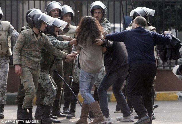 بالصور // تجاوزات الشرطة المصرية بزى الجيش  (( للاسف لا بد من نشرها )) Article-2075683-0F3290D300000578-432_634x431