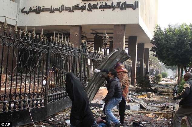 بالصور // موقعة شارع مجلس الوزاء واقتحام ميدان التحرير (( عيش الحدث مع أمواج )) Article-2075683-0F32E87900000578-42_634x421