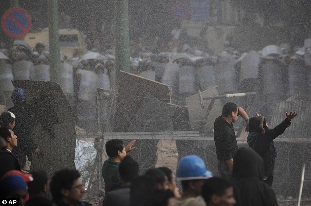 بالصور // موقعة شارع مجلس الوزاء واقتحام ميدان التحرير (( عيش الحدث مع أمواج )) Article-2076115-0F38075900000578-896_634x419