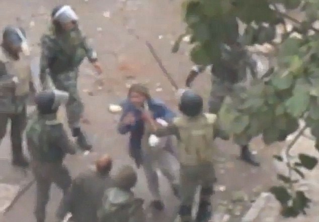 بالصور // تجاوزات الشرطة المصرية بزى الجيش  (( للاسف لا بد من نشرها )) Article-2076115-0F39BE1F00000578-363_634x443