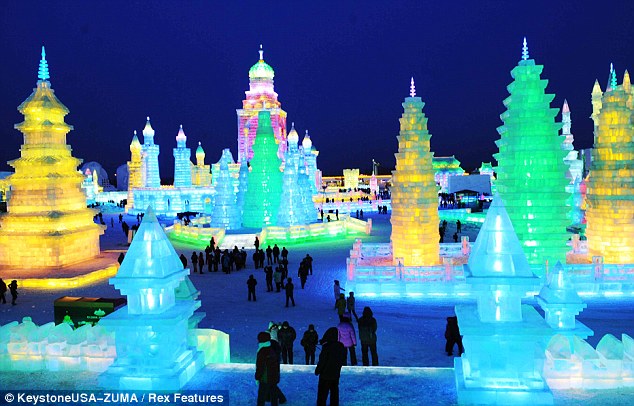 صور // مهرجان الشتاء يخلق مدينة مصنوعة بالكامل من الثلج والجليد (( فقط فى الصين )) Article-0-0F44C4AD00000578-707_634x406
