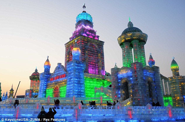 صور // مهرجان الشتاء يخلق مدينة مصنوعة بالكامل من الثلج والجليد (( فقط فى الصين )) Article-0-0F44C4B500000578-907_634x417