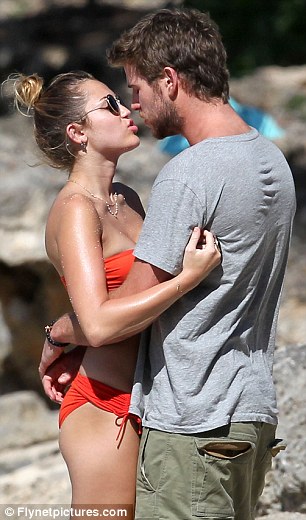 miley y liam de vacaciones en hawaii (Fotos) Article-2080426-0F4D2DC000000578-171_306x520