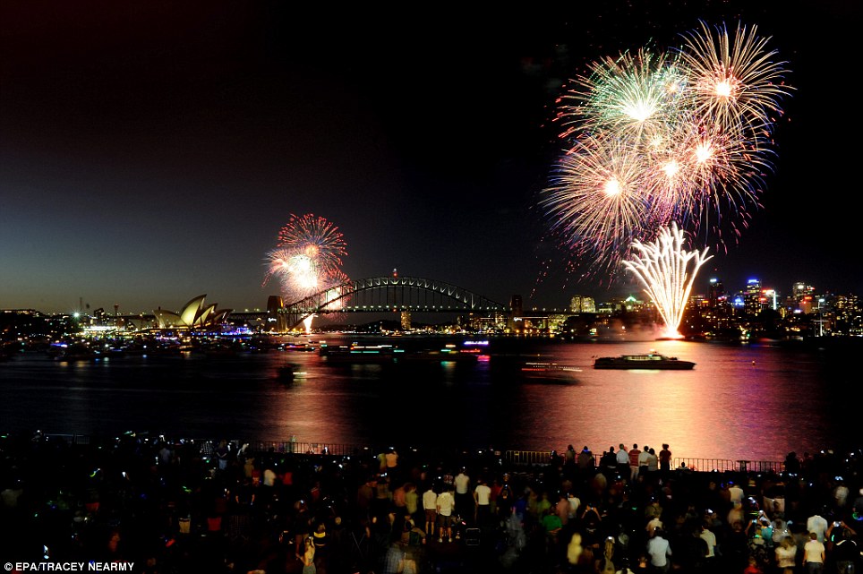 هنا يأتي 2012! الألعاب النارية تضيء مذهلة سماء سيدني في استراليا أصبحت واحدة من أوائل الدول للترحيب بالعام الجديد  Article-2080622-0F4E12DC00000578-537_964x641