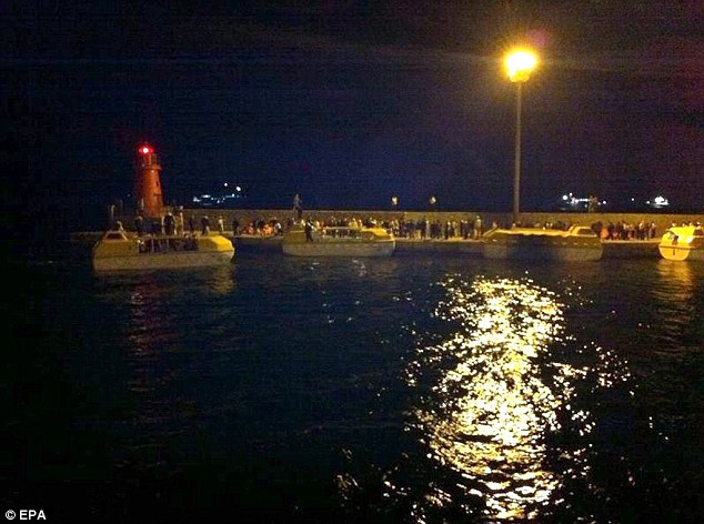 بالصور عشرات من الركاب ما زالوا مفقودين وثلاثة قتلى سفينة سياحية فاخرة بعد تحمل 4200 شخصا ينقلب قبالة سواحل ايطاليا (خاص امواج) Article-2086527-0F73EC8E00000578-581_634x472