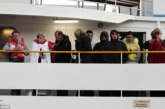 بالصور عشرات من الركاب ما زالوا مفقودين وثلاثة قتلى سفينة سياحية فاخرة بعد تحمل 4200 شخصا ينقلب قبالة سواحل ايطاليا (خاص امواج) Article-2086527-0F7439EB00000578-591_634x420