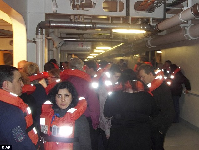 بالصور عشرات من الركاب ما زالوا مفقودين وثلاثة قتلى سفينة سياحية فاخرة بعد تحمل 4200 شخصا ينقلب قبالة سواحل ايطاليا (خاص امواج) Article-2086527-0F74509D00000578-750_636x478