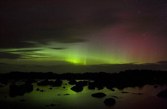 Solar Storm Brings Northern Lights South Article-0-116EE588000005DC-906_634x412