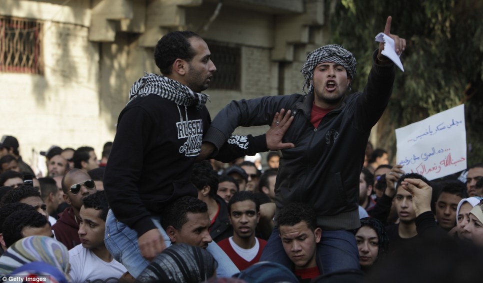 اثنين من المتظاهرين برصاص الشرطة في اشتباكات في القاهرة والاضطرابات في أعقاب أعمال شغب كرة القدم يترك الحكومة الجديدة على حافة  Article-2095579-11906BA9000005DC-154_966x567