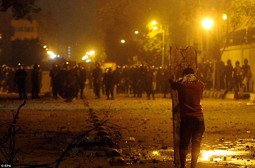 اثنين من المتظاهرين برصاص الشرطة في اشتباكات في القاهرة والاضطرابات في أعقاب أعمال شغب كرة القدم يترك الحكومة الجديدة على حافة  Article-2095579-11915C12000005DC-523_966x636