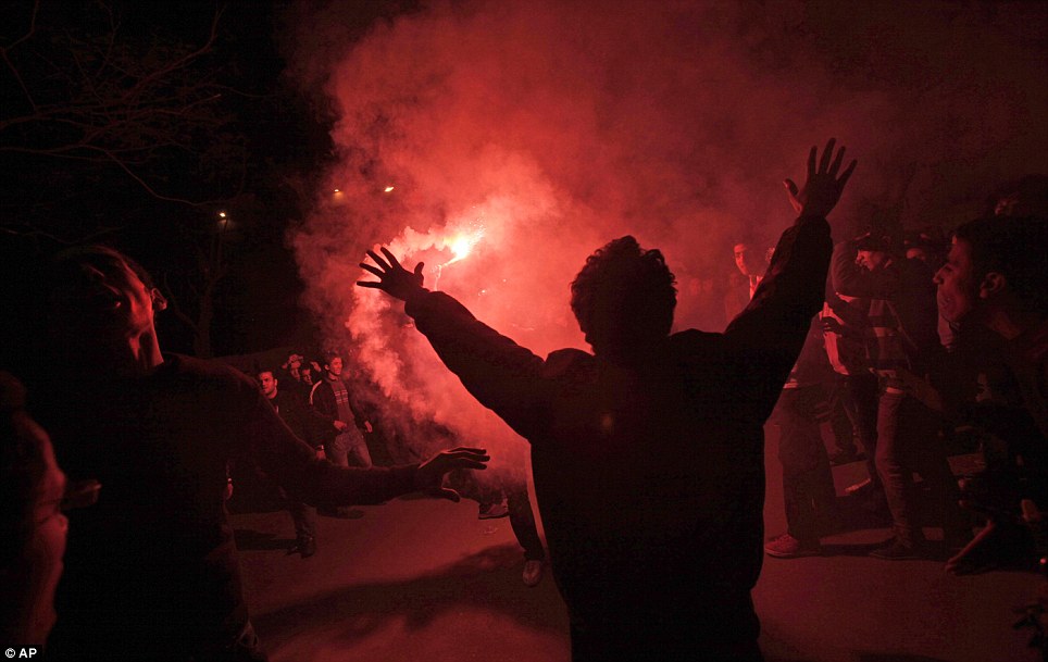 اثنين من المتظاهرين برصاص الشرطة في اشتباكات في القاهرة والاضطرابات في أعقاب أعمال شغب كرة القدم يترك الحكومة الجديدة على حافة  Article-2095579-1191316F000005DC-536_964x609