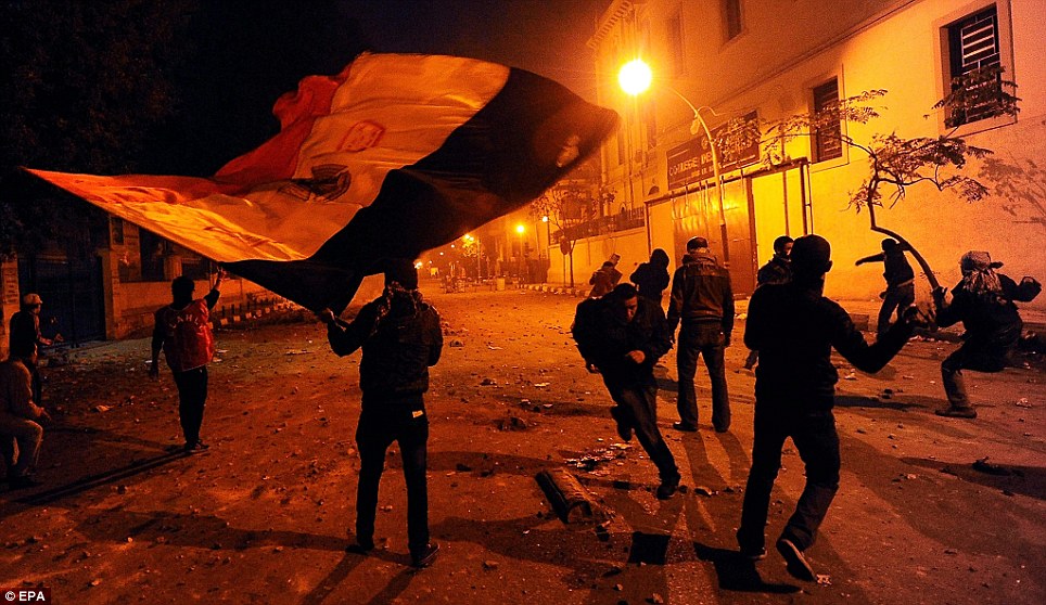 اثنين من المتظاهرين برصاص الشرطة في اشتباكات في القاهرة والاضطرابات في أعقاب أعمال شغب كرة القدم يترك الحكومة الجديدة على حافة  Article-2095579-11915B01000005DC-698_964x558