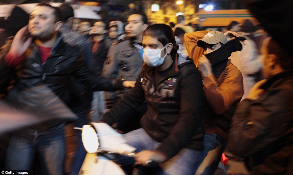 اثنين من المتظاهرين برصاص الشرطة في اشتباكات في القاهرة والاضطرابات في أعقاب أعمال شغب كرة القدم يترك الحكومة الجديدة على حافة  Article-2095579-11917284000005DC-271_964x578