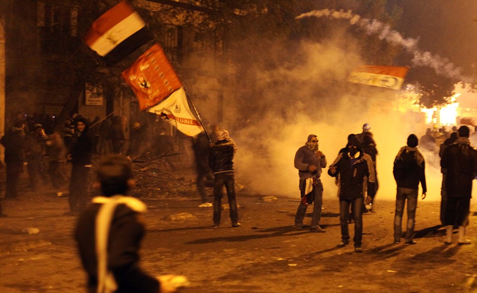 اثنين من المتظاهرين برصاص الشرطة في اشتباكات في القاهرة والاضطرابات في أعقاب أعمال شغب كرة القدم يترك الحكومة الجديدة على حافة  Article-2095579-11919FEF000005DC-484_964x593