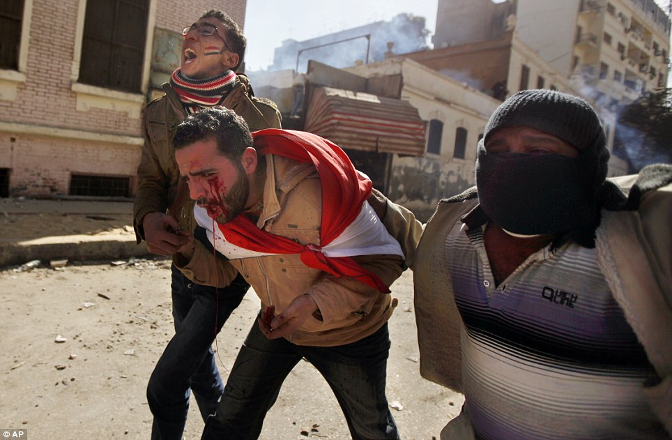 اثنين من المتظاهرين برصاص الشرطة في اشتباكات في القاهرة والاضطرابات في أعقاب أعمال شغب كرة القدم يترك الحكومة الجديدة على حافة  Article-2095579-1193170F000005DC-411_964x631