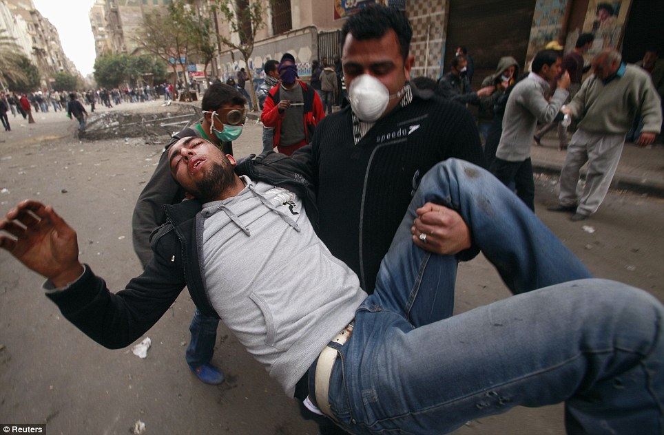 اثنين من المتظاهرين برصاص الشرطة في اشتباكات في القاهرة والاضطرابات في أعقاب أعمال شغب كرة القدم يترك الحكومة الجديدة على حافة  Article-2095579-11937FDF000005DC-667_964x632