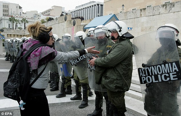 شرطة مكافحة الشغب في اشتعال النيران بينما كان المحتجون اليونانيون يحملون قنابل حارقة هياج من خلال أثينا والسكك الحديدية السياسيين Article-2099230-11AAB623000005DC-42_634x407