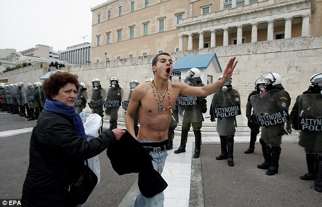 شرطة مكافحة الشغب في اشتعال النيران بينما كان المحتجون اليونانيون يحملون قنابل حارقة هياج من خلال أثينا والسكك الحديدية السياسيين Article-2099230-11AAB8CE000005DC-643_634x409