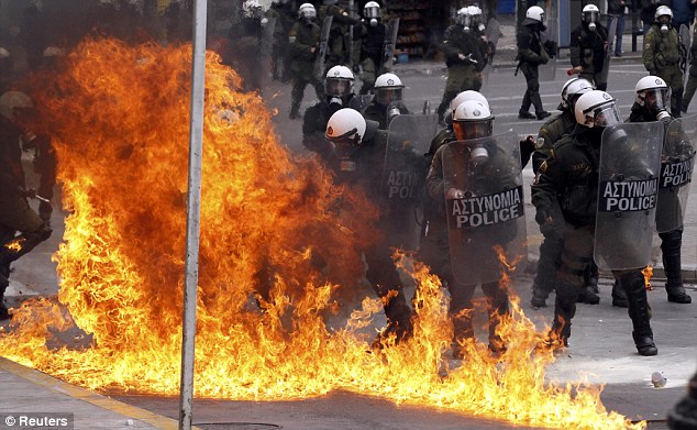 شرطة مكافحة الشغب في اشتعال النيران بينما كان المحتجون اليونانيون يحملون قنابل حارقة هياج من خلال أثينا والسكك الحديدية السياسيين Article-2099230-11AB125F000005DC-802_634x391